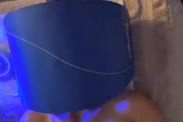 LED Light therapy at FIBB performed on female patient